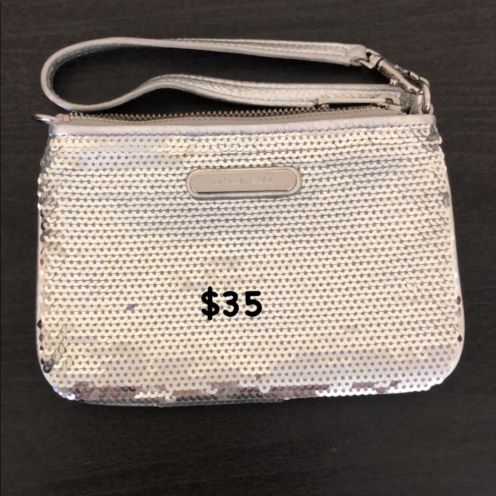 Wristlet with no damage or tears. Ask for pics.